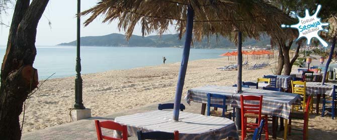 Sarti - pogled na plažu ispred taverne Givoto